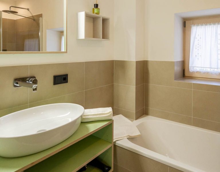 Schlern Bad Wellness Wohlfühlen Badewanne Dusche