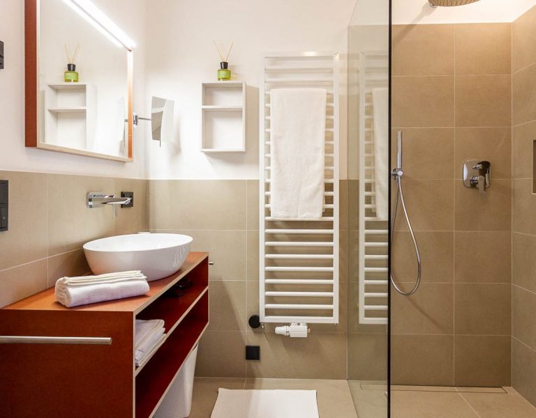 Talaus Badezimmer Waschbecken Dusche Heizkörper Handtücher